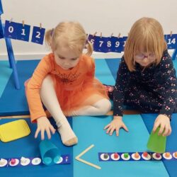 Przedszkolak liczy klocki podczas zabawy matematycznej w domu