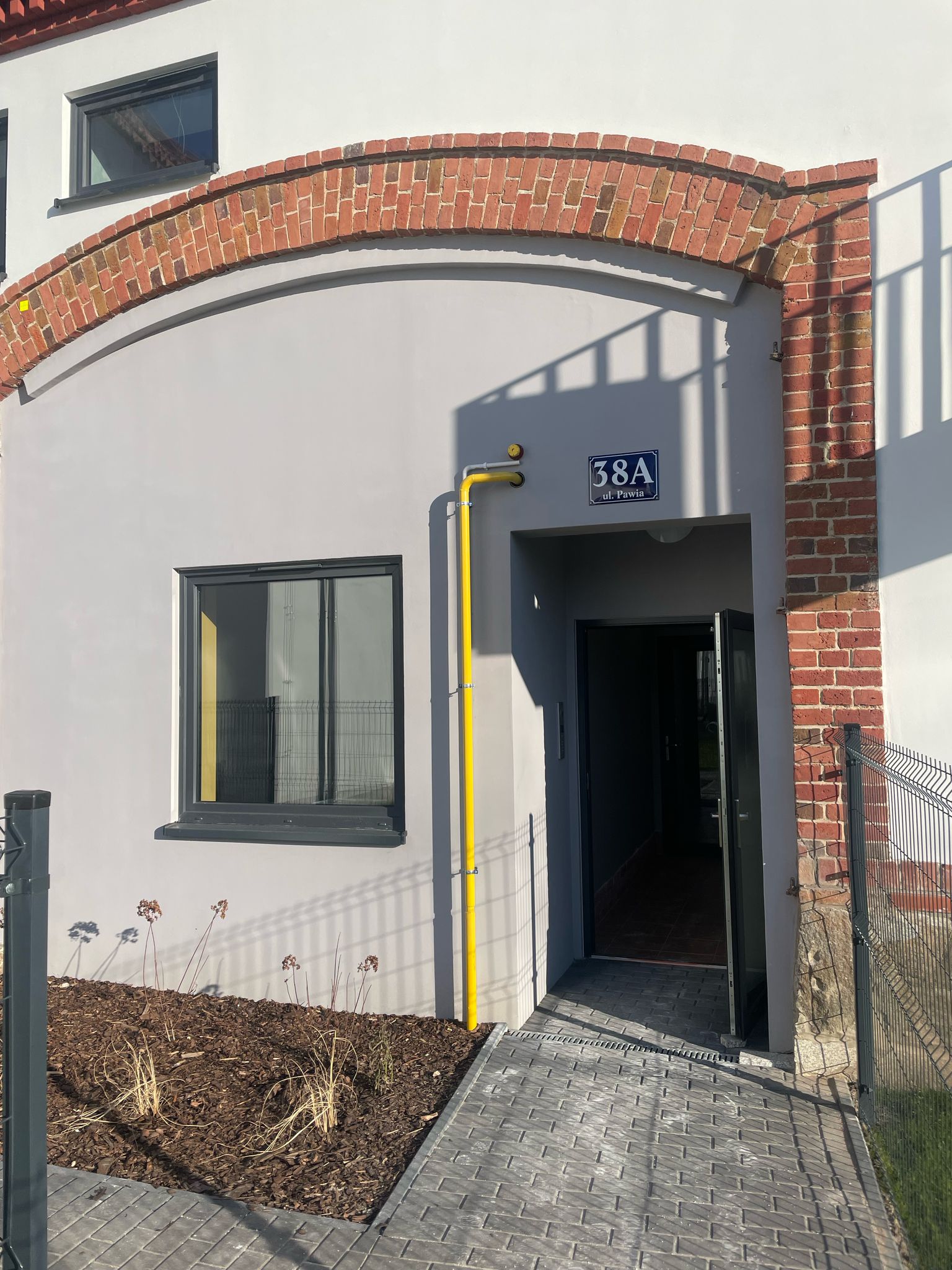 Nowa placówka Matplus we Wrocławiu – dzieci uczące się matematyki, wejśce do placówki