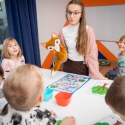 Dziecko bawiące się podczas zajęć matematycznych metodą Matplus