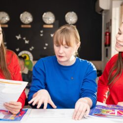 Nauczyciel Matplus pracujący z dziećmi podczas zajęć matematycznych