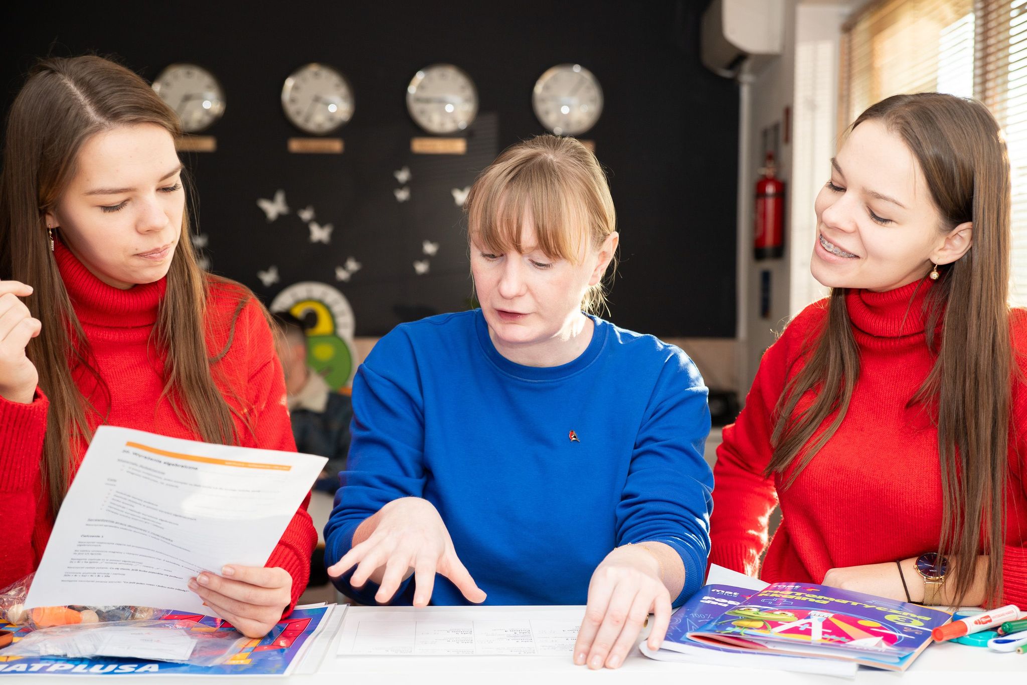 Nauczyciel Matplus pracujący z dziećmi podczas zajęć matematycznych