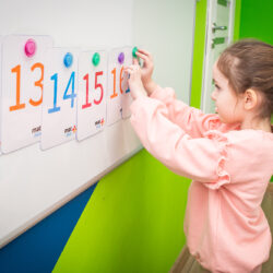 Partner Matplus uczący się, jak otworzyć szkołę matematyki