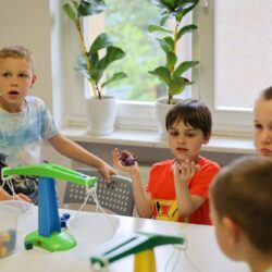 Dzieci ważą klocki i por&oacute;wnują wagę kilograma i grama