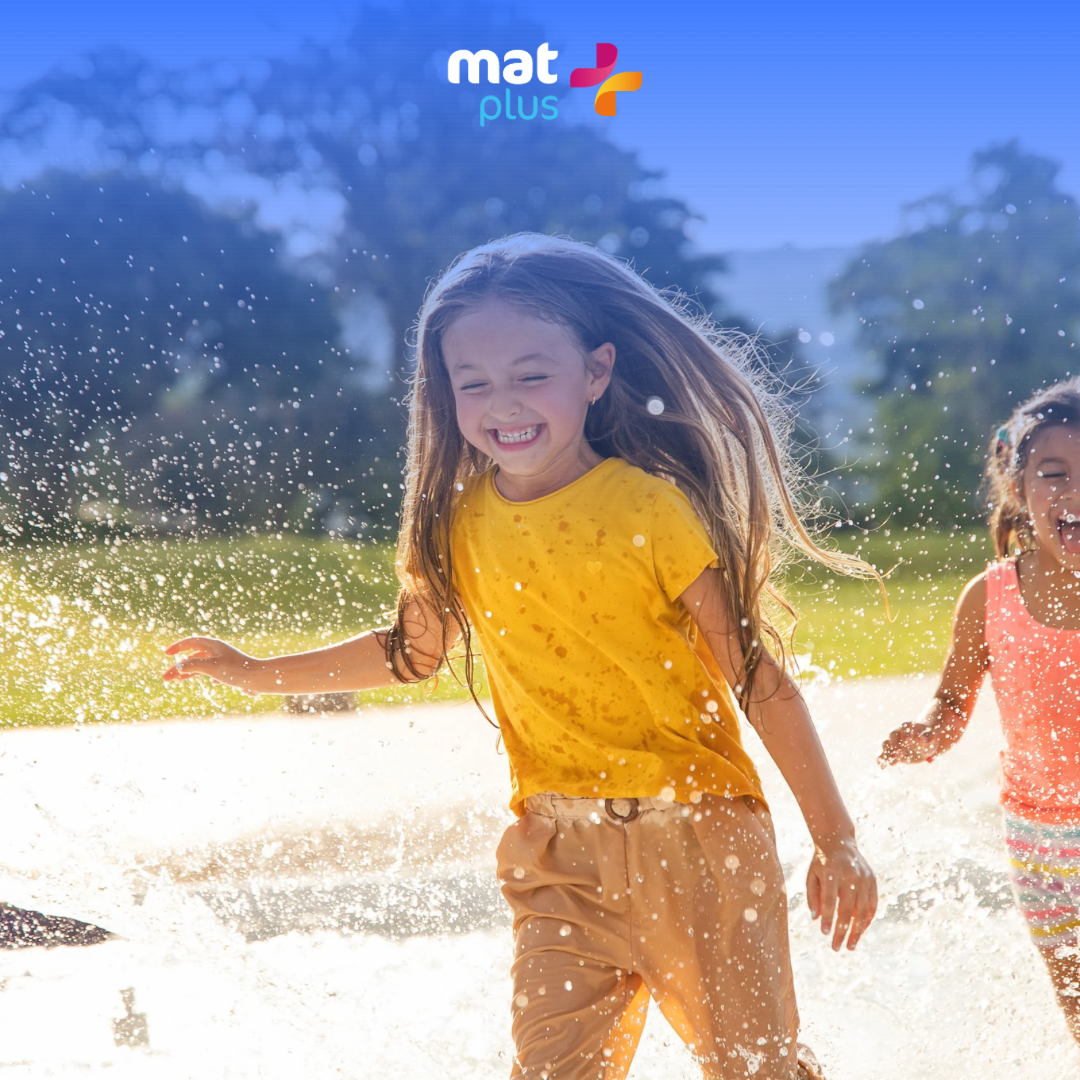 Dziecko przelewa wodę między kubkami – nauka mililitrów w zabawie matematycznej